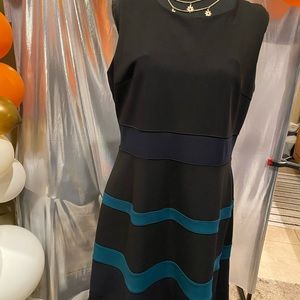 Women’s black, green below the knee dress!!